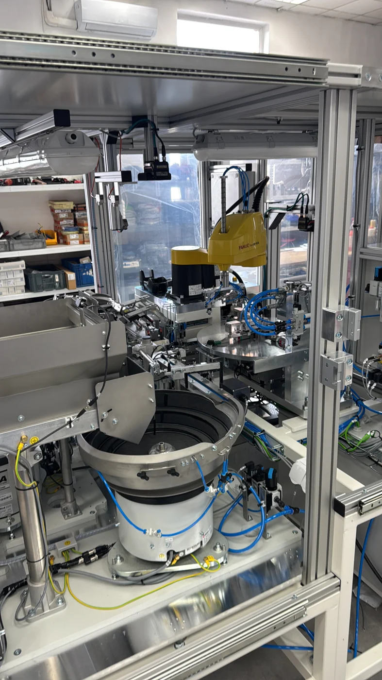 Robot SCARA, podavače a mechanismus automatické montážní stanice